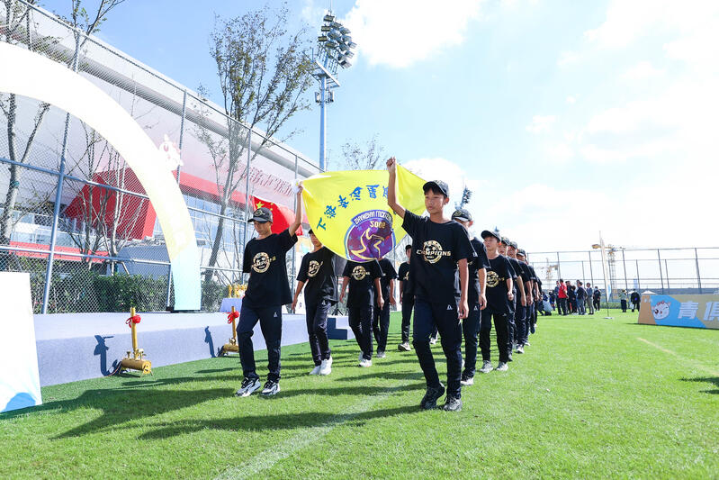 小学生买什么牌子足球(引导孩子走进正规足球殿堂，上海打造青少年俱乐部联赛品牌)