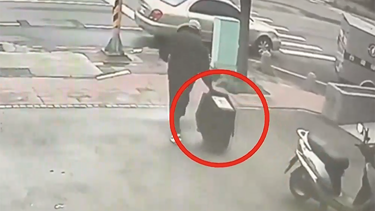 男子尾随運鈔車持枪抢走十余万現金 案发地对面派出所正在施工中