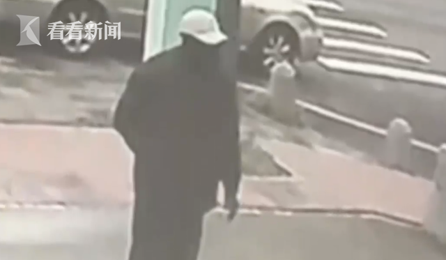 男子尾随運鈔車持枪抢走十余万現金 案发地对面派出所正在施工中