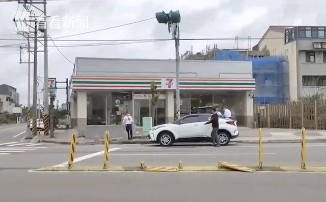 男子尾随運鈔車持枪抢走十余万現金 案发地对面派出所正在施工中