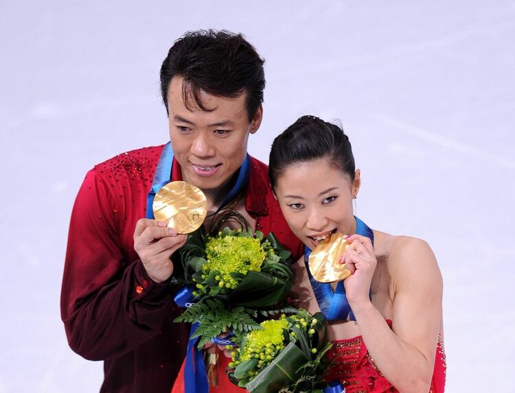 英文奖牌上可以写什么(中国选手拿过的冬奥 牌，都长啥样？)