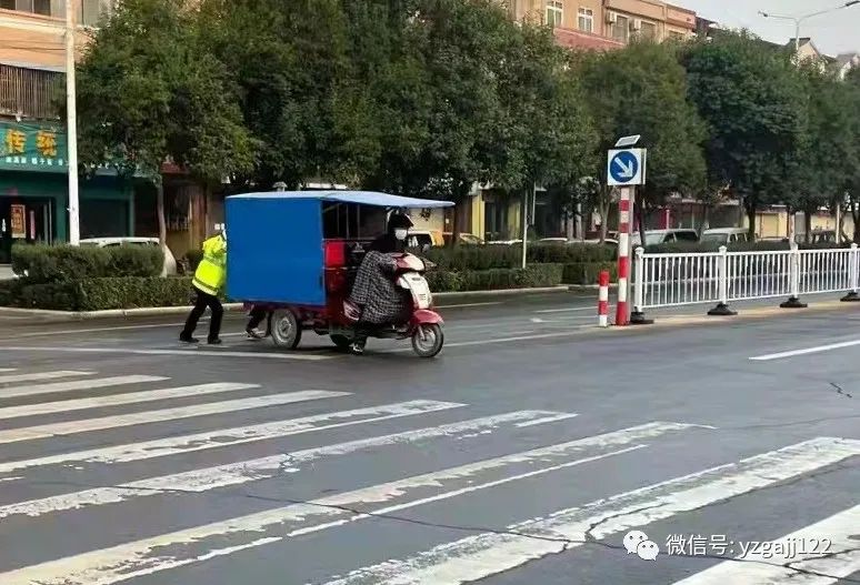 我为群众办实事丨“推车”女交警走红朋友圈，网友市民手动点赞！