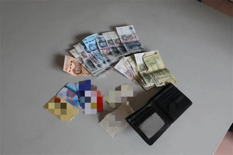 我为群众办实事丨“推车”女交警走红朋友圈，网友市民手动点赞！