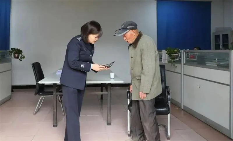 我为群众办实事丨“推车”女交警走红朋友圈，网友市民手动点赞！