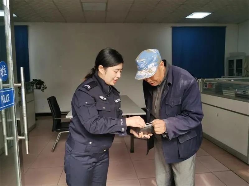 我为群众办实事丨“推车”女交警走红朋友圈，网友市民手动点赞！