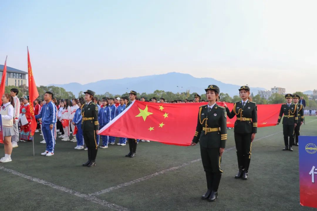 直击校运会开幕 | 少年意气强不羁，运动场上展风采