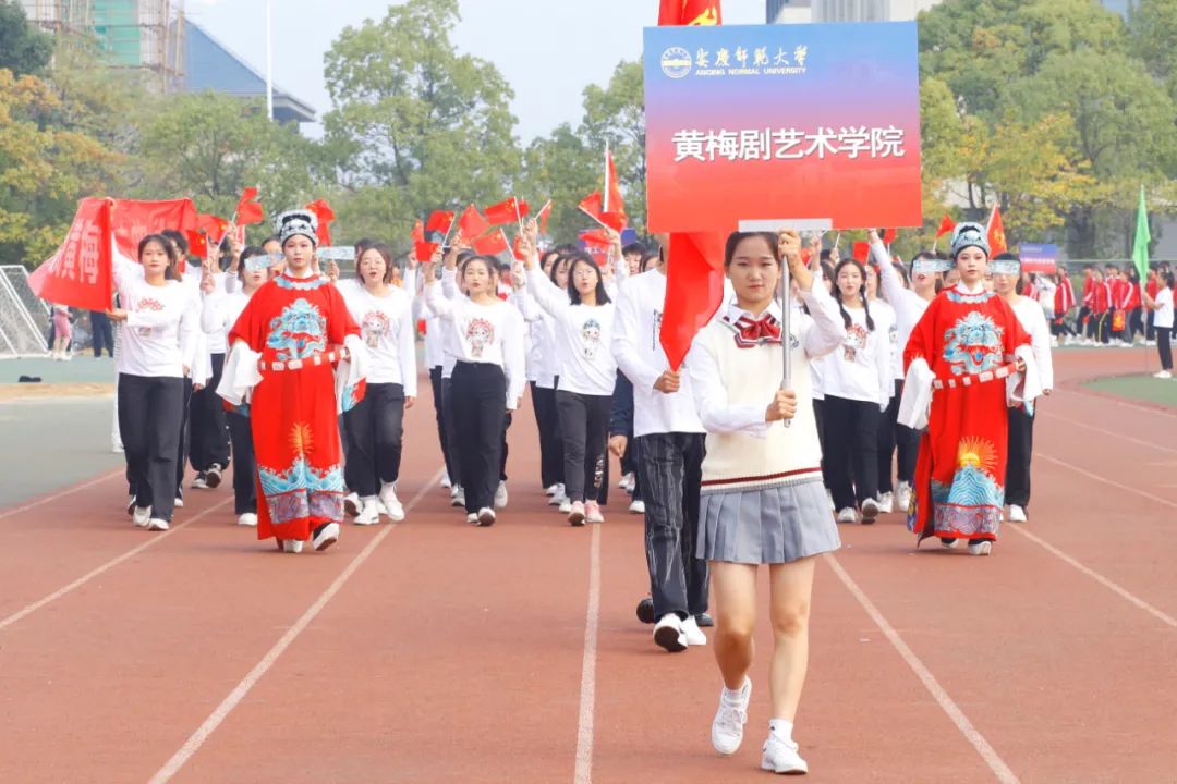 直击校运会开幕 | 少年意气强不羁，运动场上展风采