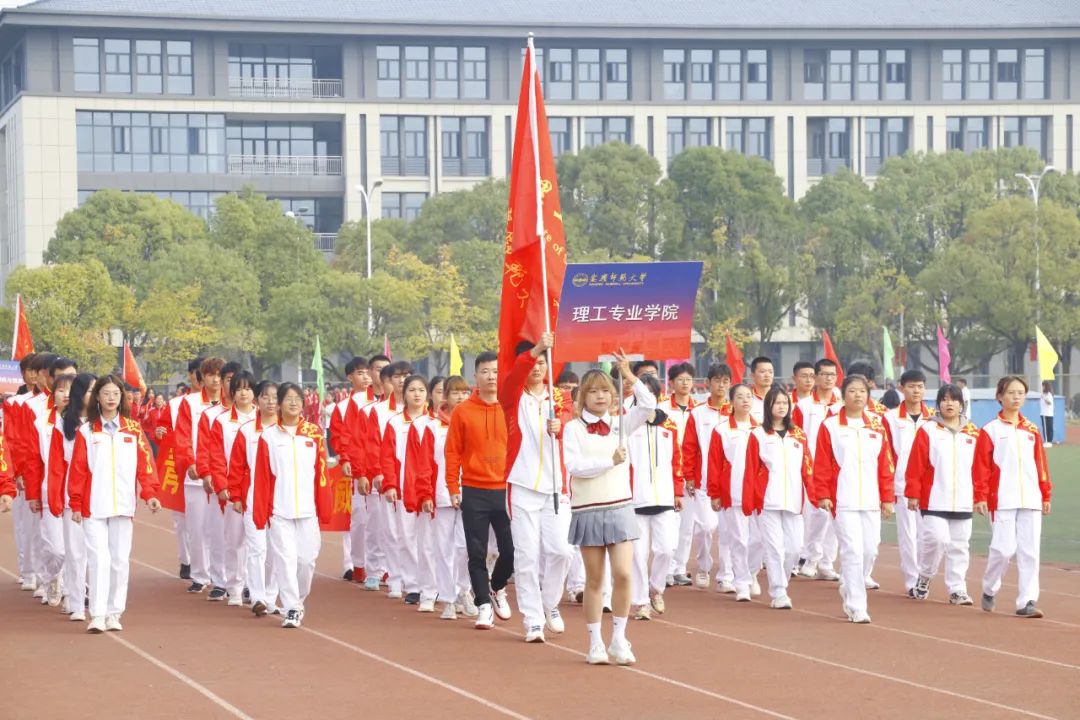 直击校运会开幕 | 少年意气强不羁，运动场上展风采