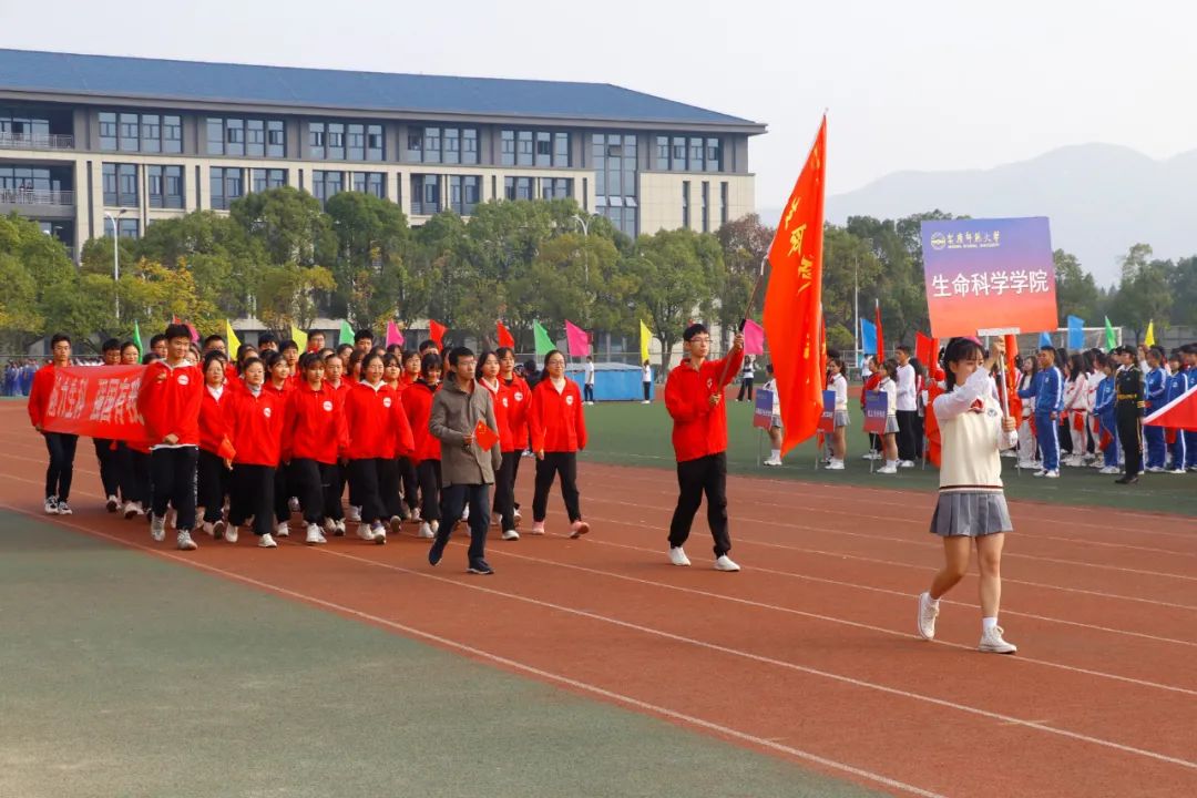 直击校运会开幕 | 少年意气强不羁，运动场上展风采