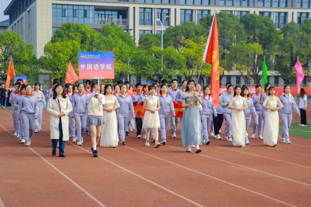 直击校运会开幕 | 少年意气强不羁，运动场上展风采