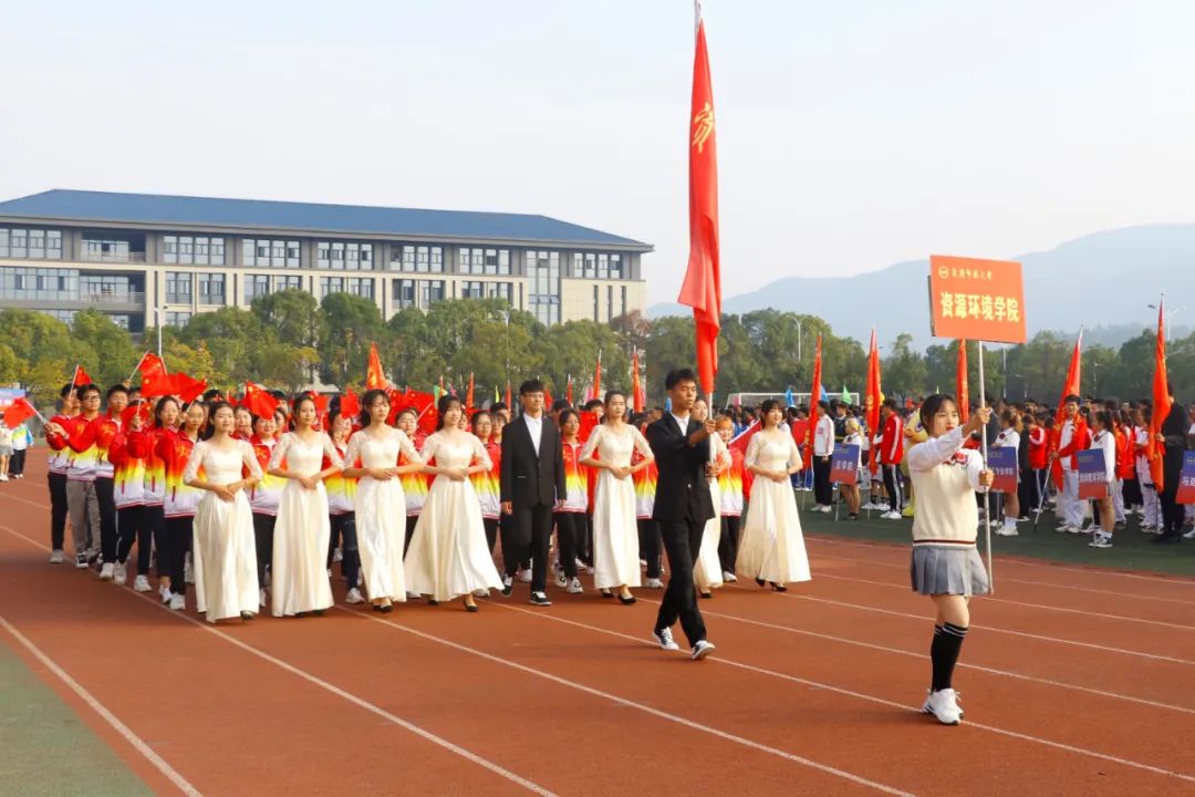 直击校运会开幕 | 少年意气强不羁，运动场上展风采