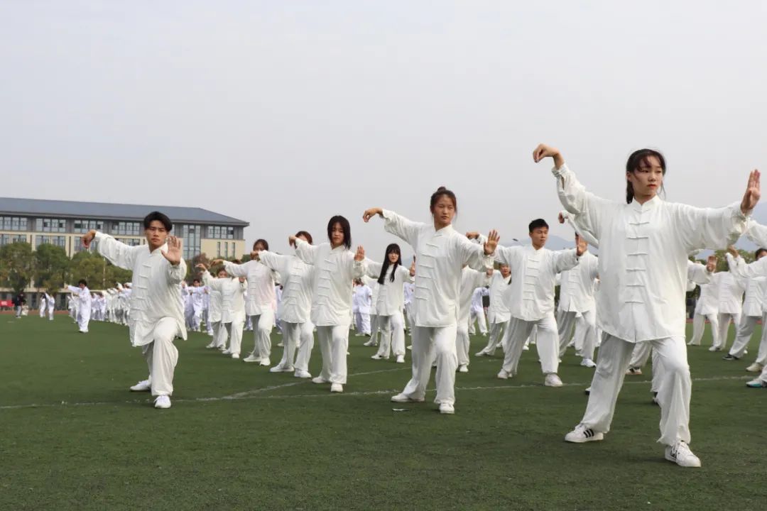 直击校运会开幕 | 少年意气强不羁，运动场上展风采