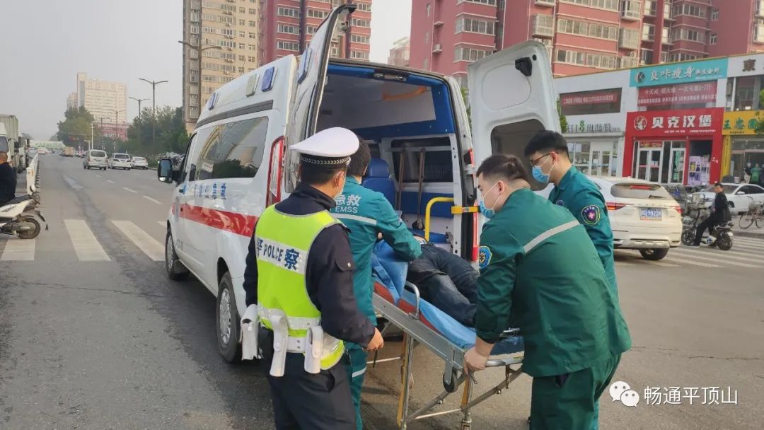 我为群众办实事丨“推车”女交警走红朋友圈，网友市民手动点赞！