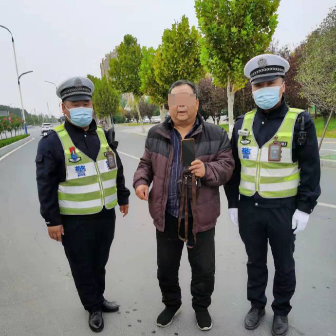 我为群众办实事丨“推车”女交警走红朋友圈，网友市民手动点赞！