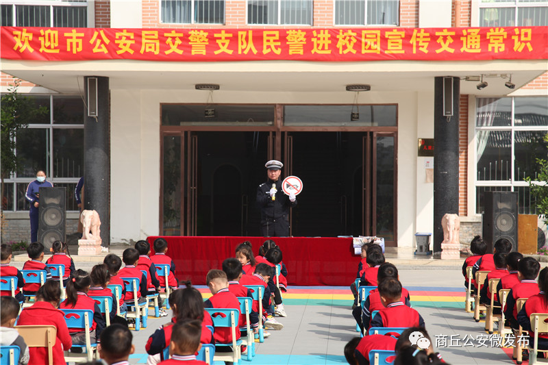 我为群众办实事丨“推车”女交警走红朋友圈，网友市民手动点赞！