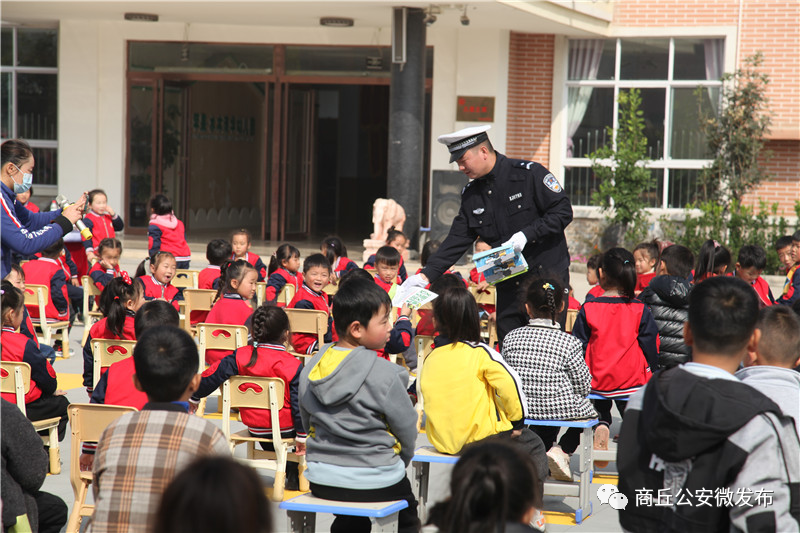 我为群众办实事丨“推车”女交警走红朋友圈，网友市民手动点赞！