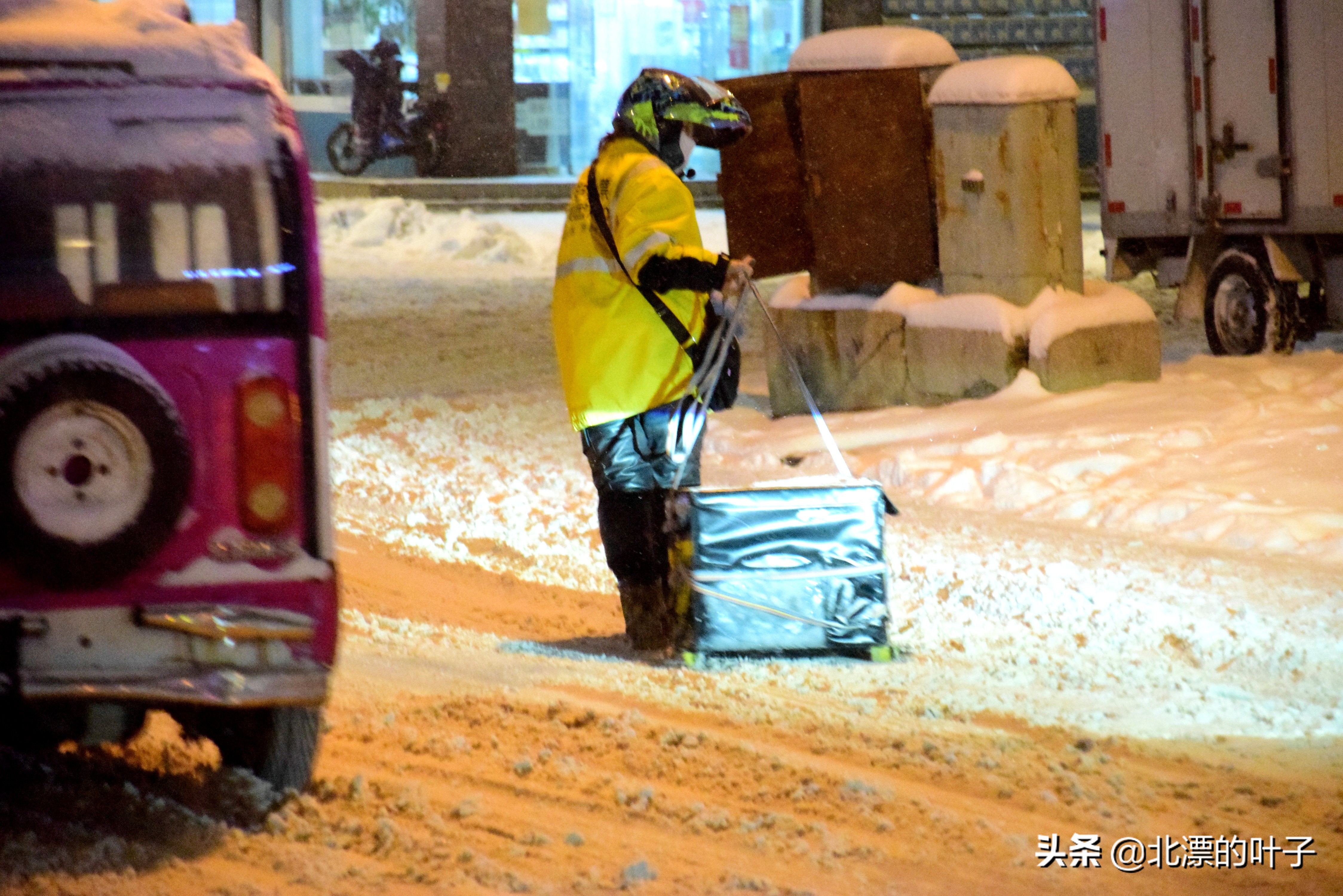 大雪之中，女士拖着箱子去送外卖，箱子坏了，恳请王兴不要扣她钱