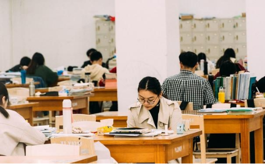 南大一博士生被学校开除学籍，父母不满大闹学校，最终被事实打脸