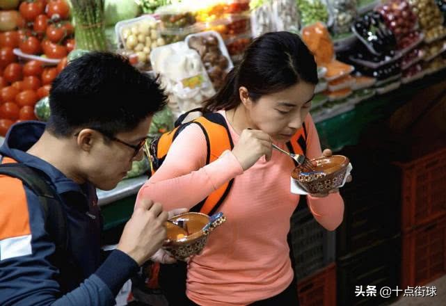 郭晶晶夫妇向武汉捐献7000万,却让儿子插秧擦车挣钱)