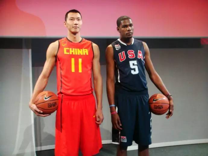 易建联在内线便不吃亏,在奥运会期间他与凯文-杜兰特合影,肌肉完胜