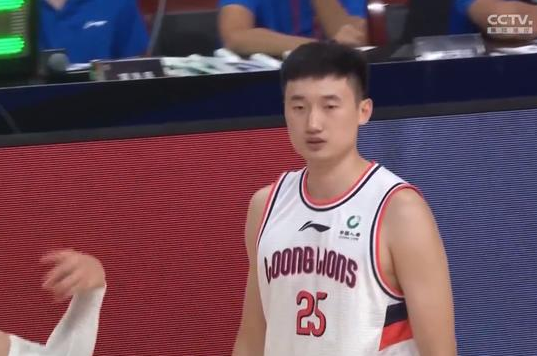 cba青岛李京龙(三分6中5！李京龙在父亲注视下证明自己 他没有辜负郭士强信任)