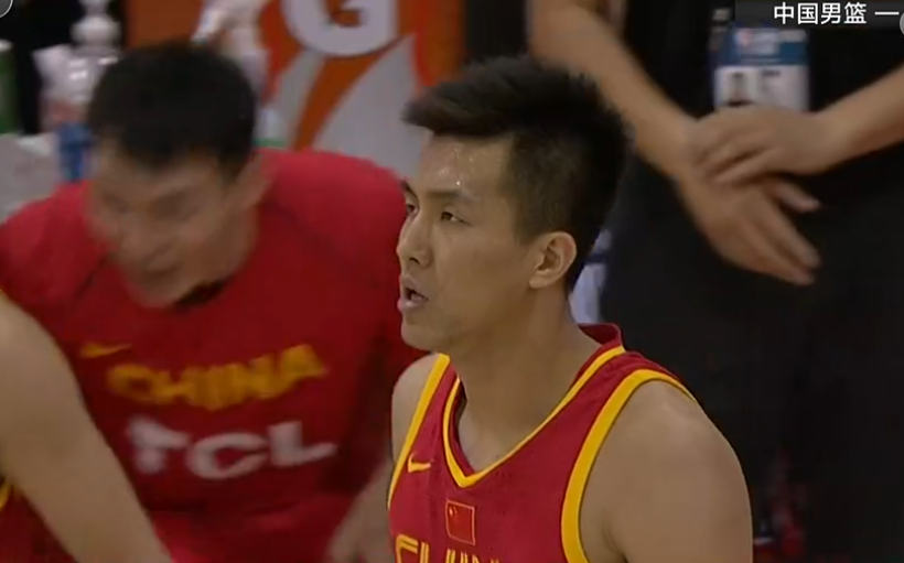 世界杯哪个后卫被晃倒又爬起来(拦不住！NBA后卫直接被晃倒 球迷：郭艾伦看起来真像美国后卫)