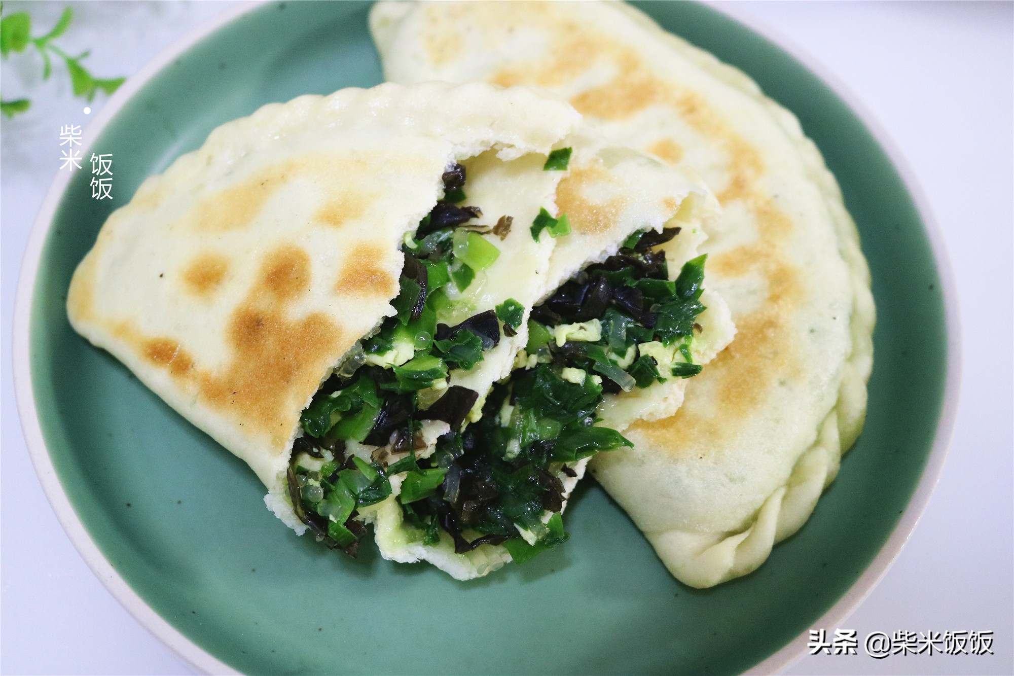 韭菜盒子这样做，柔软筋道不破皮，鲜香又多汁，太好吃了