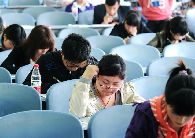 公务员笔试和面试都通过，但考生在大学期间被记处分，政审能过吗