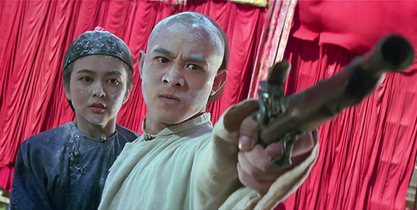 嘉禾故技重施,要求李连杰再续约两年,并且还扣下了他的护照,让他无法