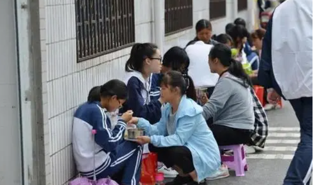 禁止公办高中招收复读生，毛坦厂招生简章引争议，学费令人咋舌