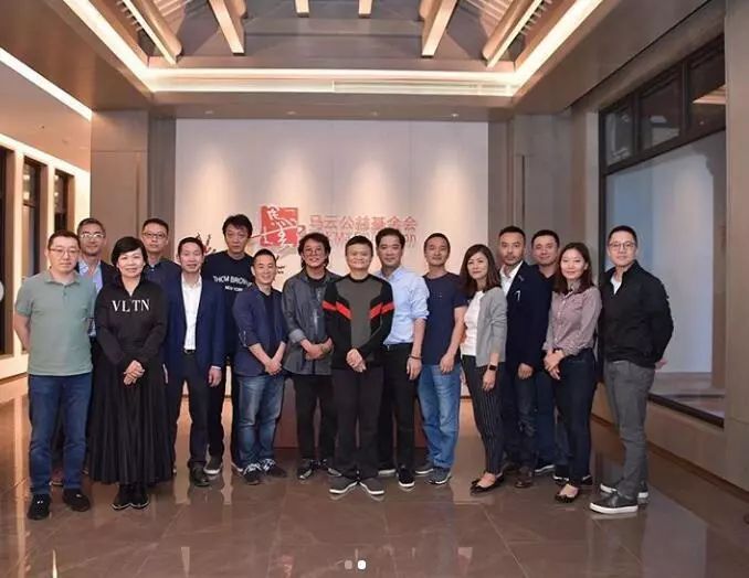 56岁李连杰状态回春！浓密黑发身材健硕，皮肤紧致似30岁壮年