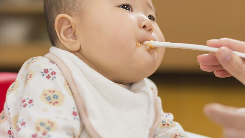 婴儿几个月添加辅食（宝宝6个月开始吃辅食）