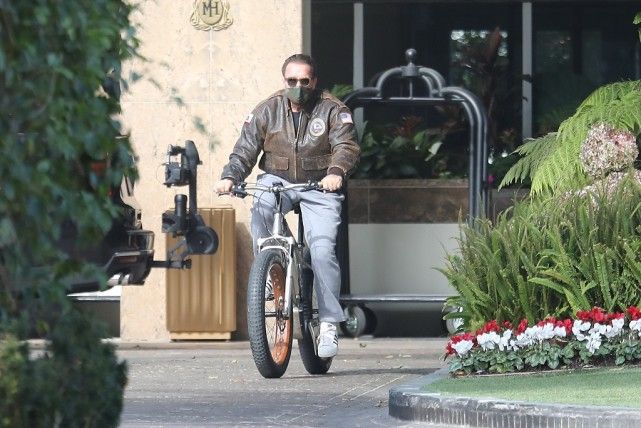 施瓦辛格身穿飞行夹克骑车，73岁尽显型男风范，这气场真强大