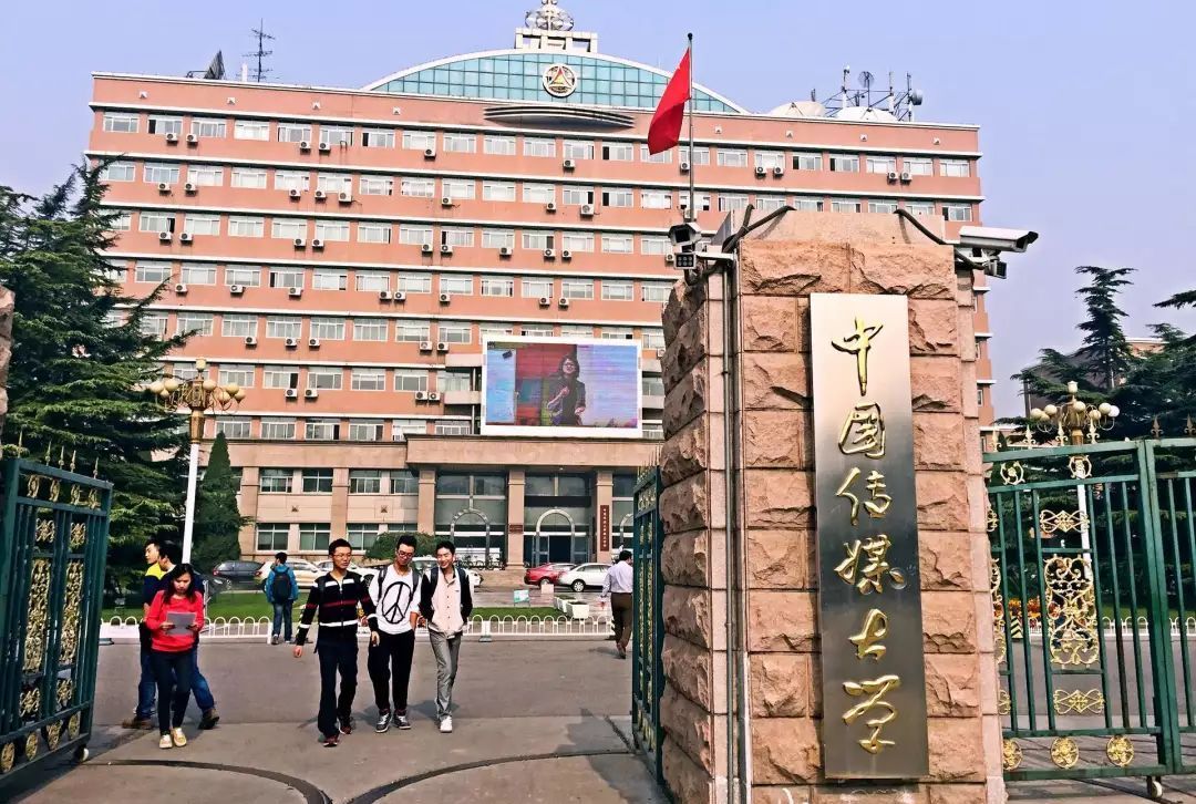 毕业于南艺的龙洋，30岁成中国诗词大会主持，收视创新高却被质疑