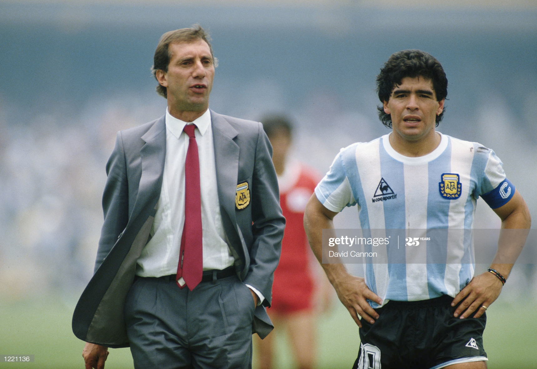阿根廷1986年世界杯冠军原因(1986年阿根廷世界杯夺冠，马拉多纳封神，但2年前他们曾输给国足)