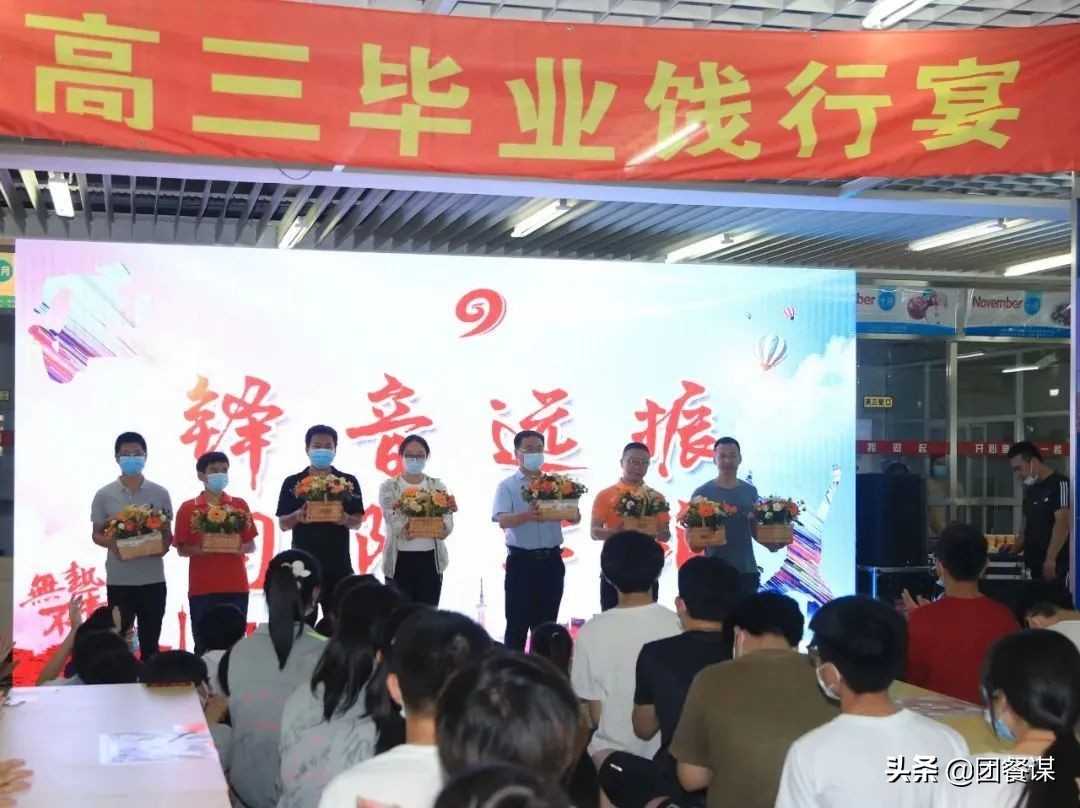 全网最帅厨师长、霸气菜、全鱼宴……高考“加油餐”实力爆表