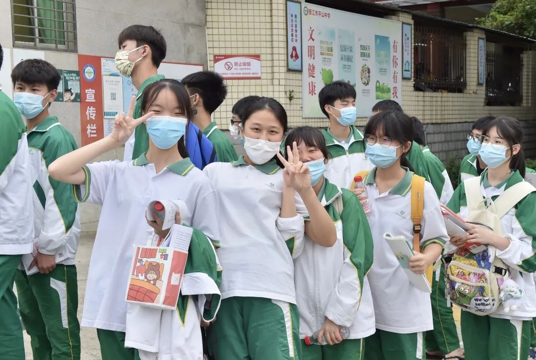 首峰中学施雯雯图片图片