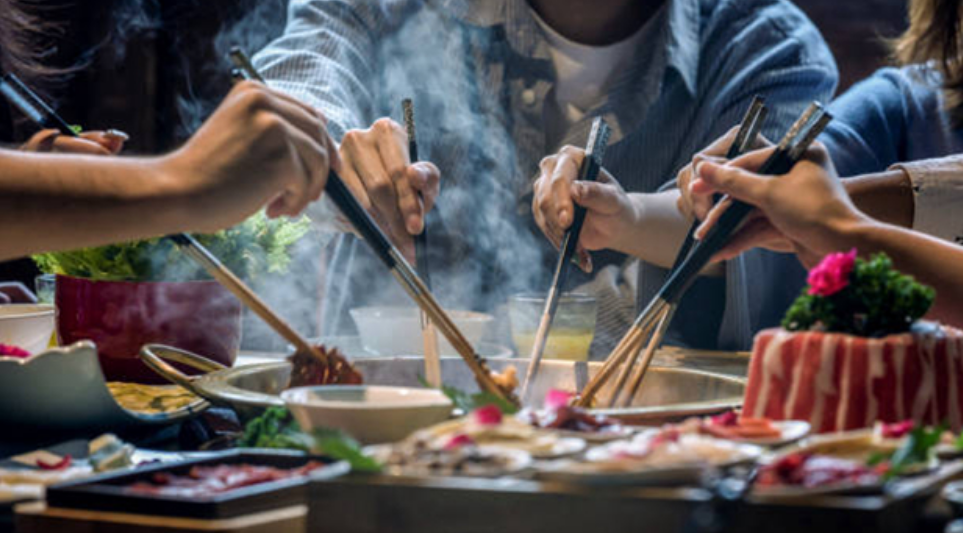 大学生吐槽室友没吃过“海底捞”，称其没见过世面，反遭网友怒怼