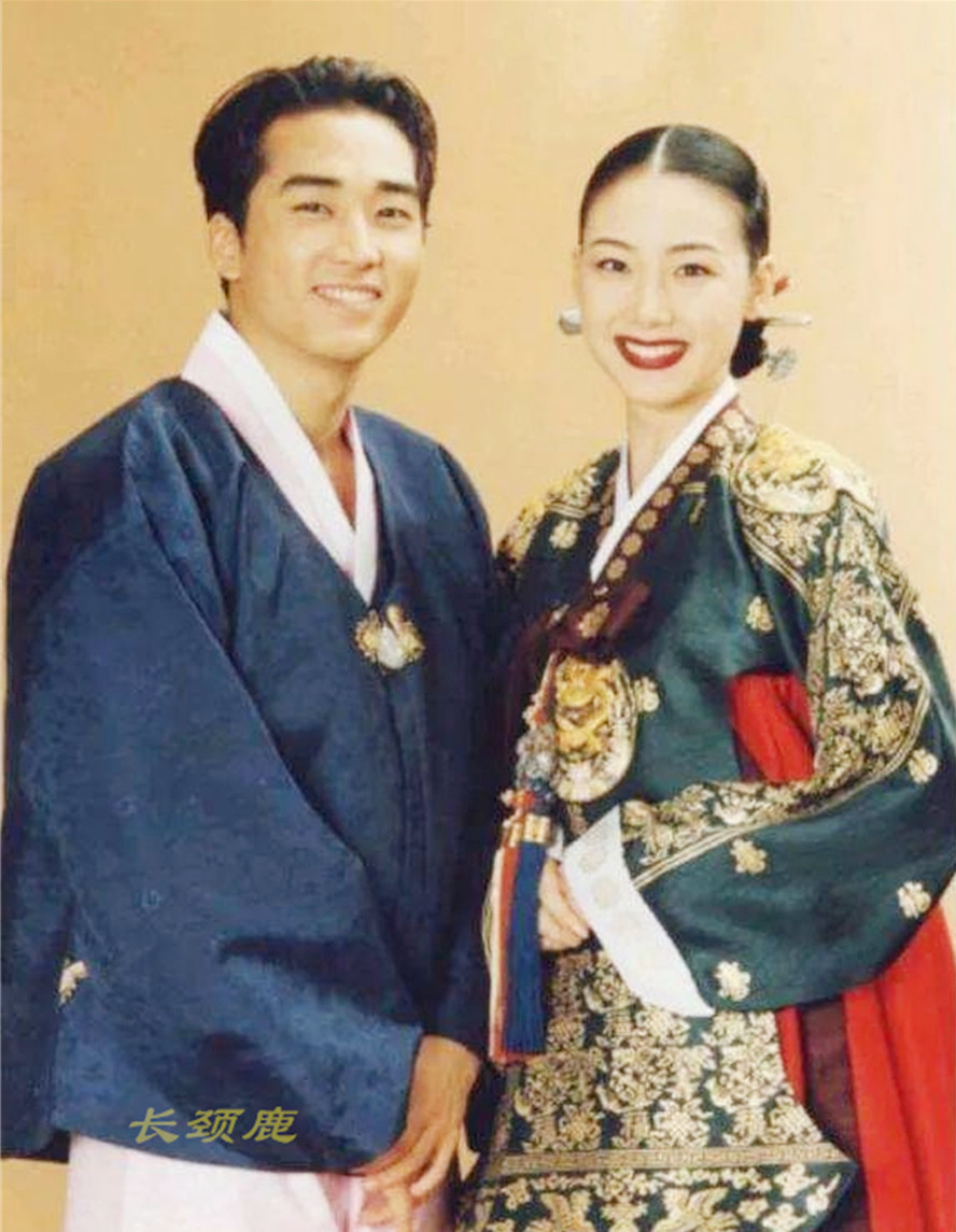 1996年,宋承宪和崔智友因合作拍摄情景喜剧《三男三女》而相识,当时