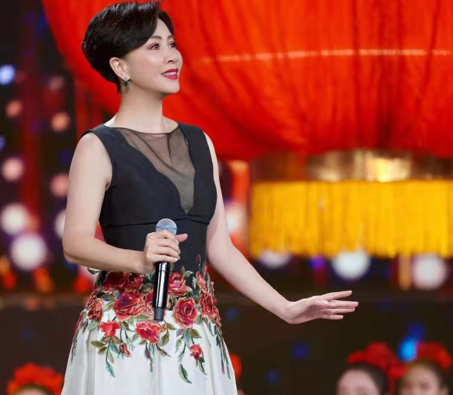 国庆晚会明星造型:刘嘉玲美艳开场,朱一龙寸头献唱,刘涛甜美