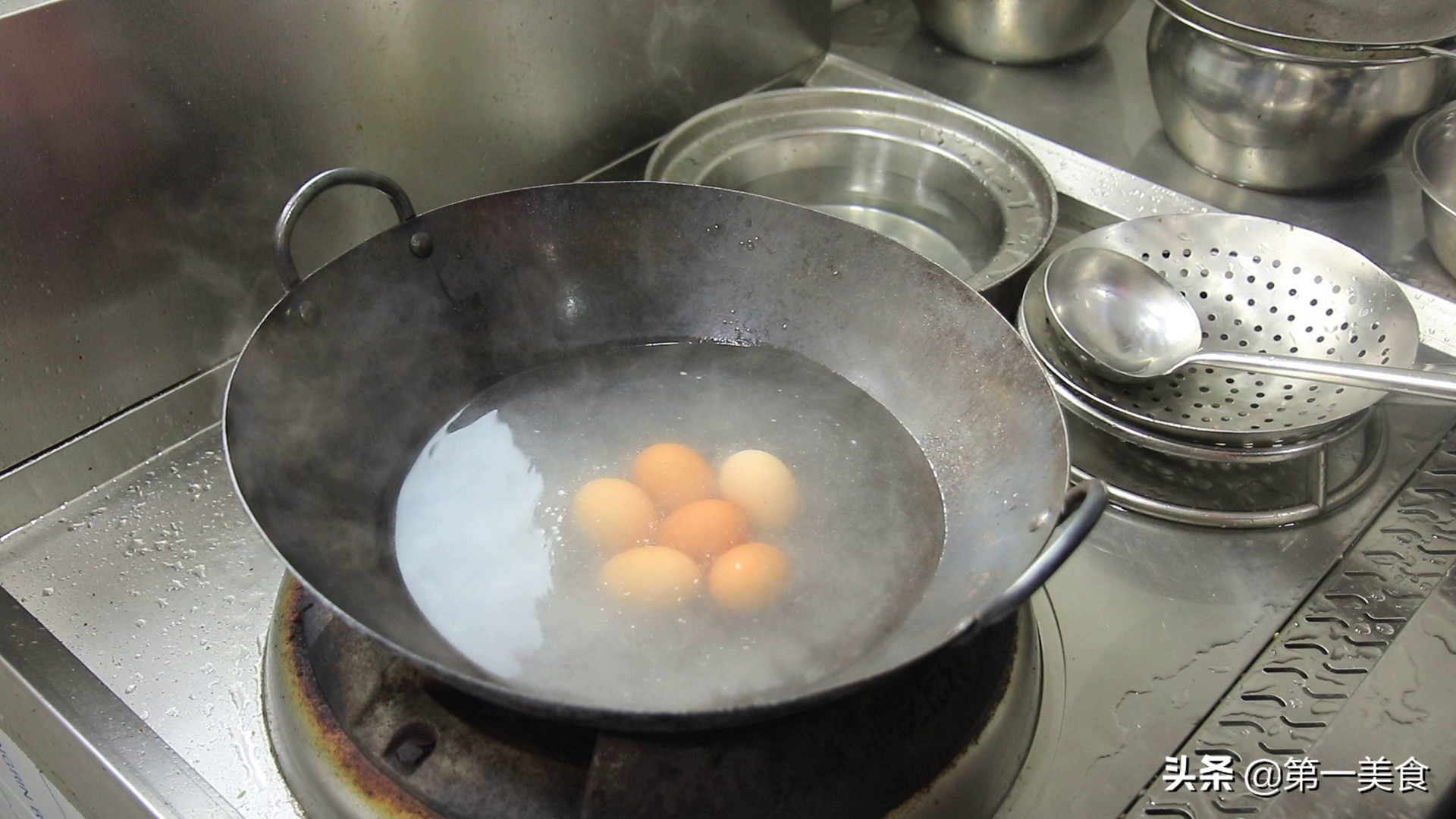 油炸鸡蛋的做法（外酥里嫩的油炸鸡蛋家常做法）