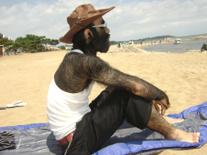 "毛孩"于震寰:老板斥1000万包装,42岁娶90后娇妻,现过得如何