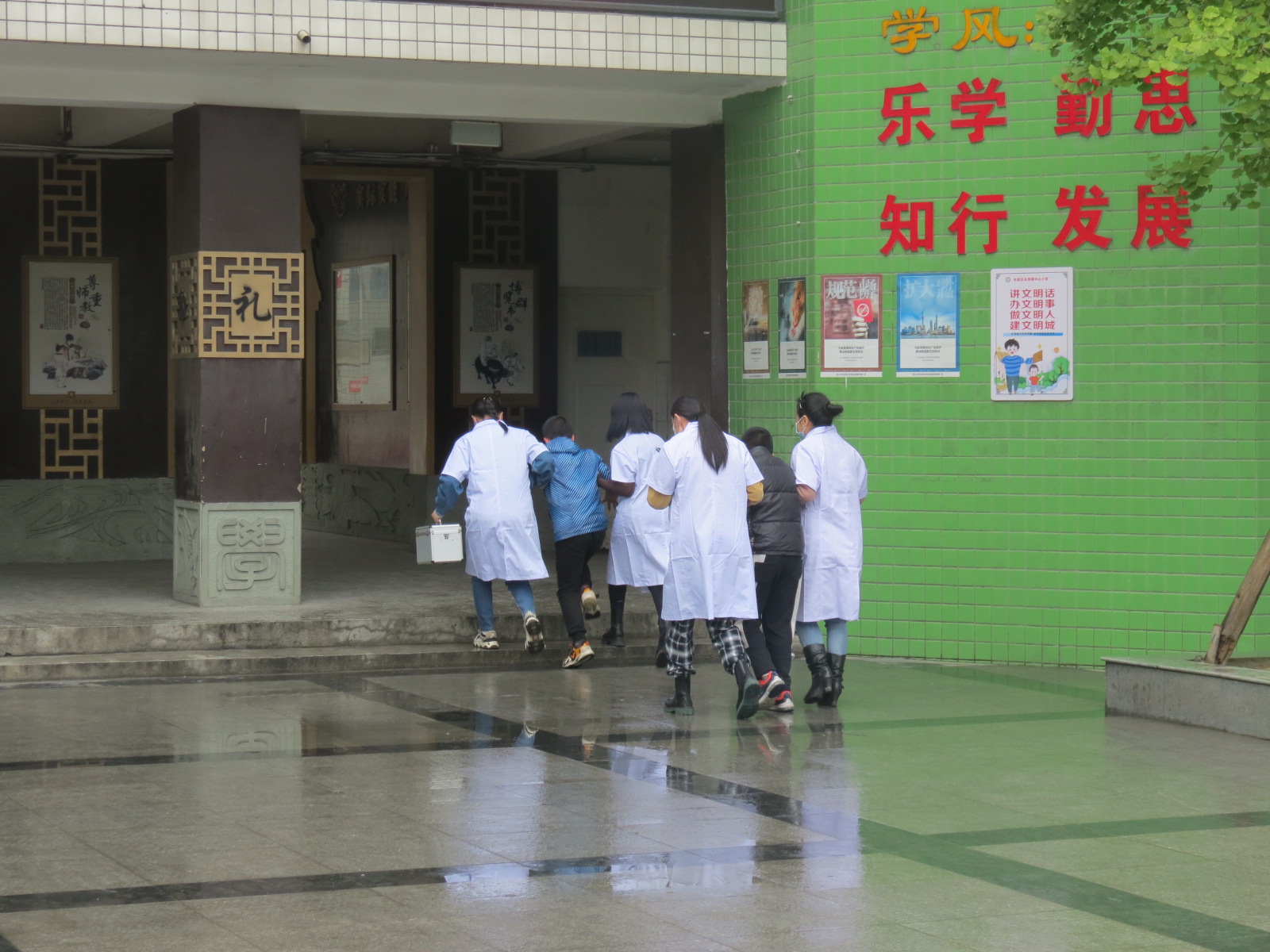 四川东坡区永寿小学开展反恐防暴应急处置演练