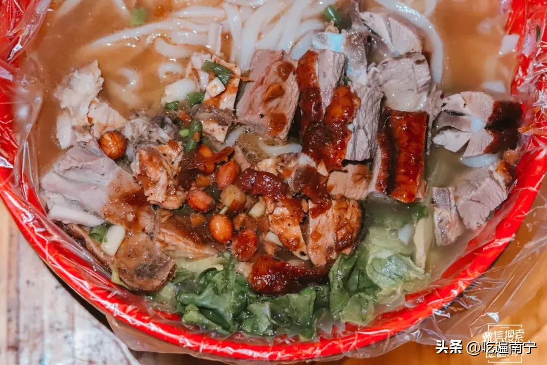 这家晚上10点半才开摊的烧鸭粉!还没开摊就有人在排队