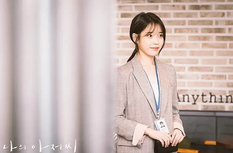 「韩剧推荐」都市剧情剧《我的大叔》李知恩（IU）、李善均主演