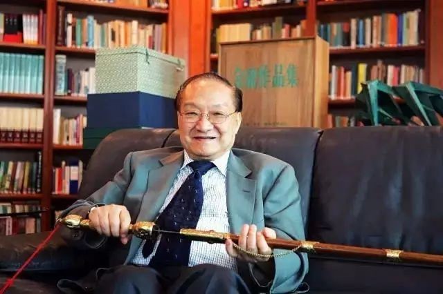 3年前金庸逝世，书迷自发赶到医院，次子捧遗像送父亲最后一程