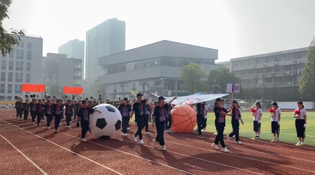 扔掉辅导班，捡起运动拍！中学校运会上，学生喊出霸气口号