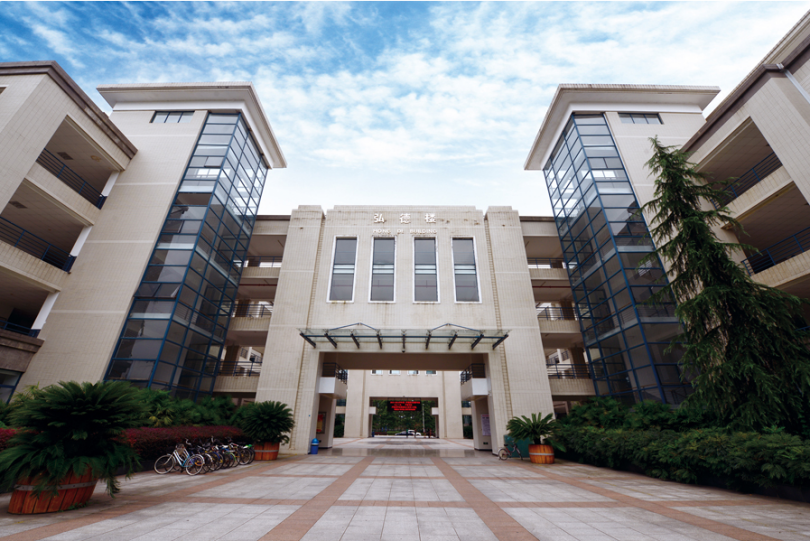 它是新中国最早成立的高等师范学校之一，坐落于重庆，综合实力跃升全国前200强！