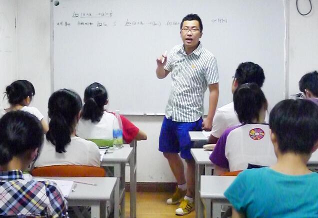 想当老师，选择好专业的学校还是名校不好的专业，哪个容易就业？