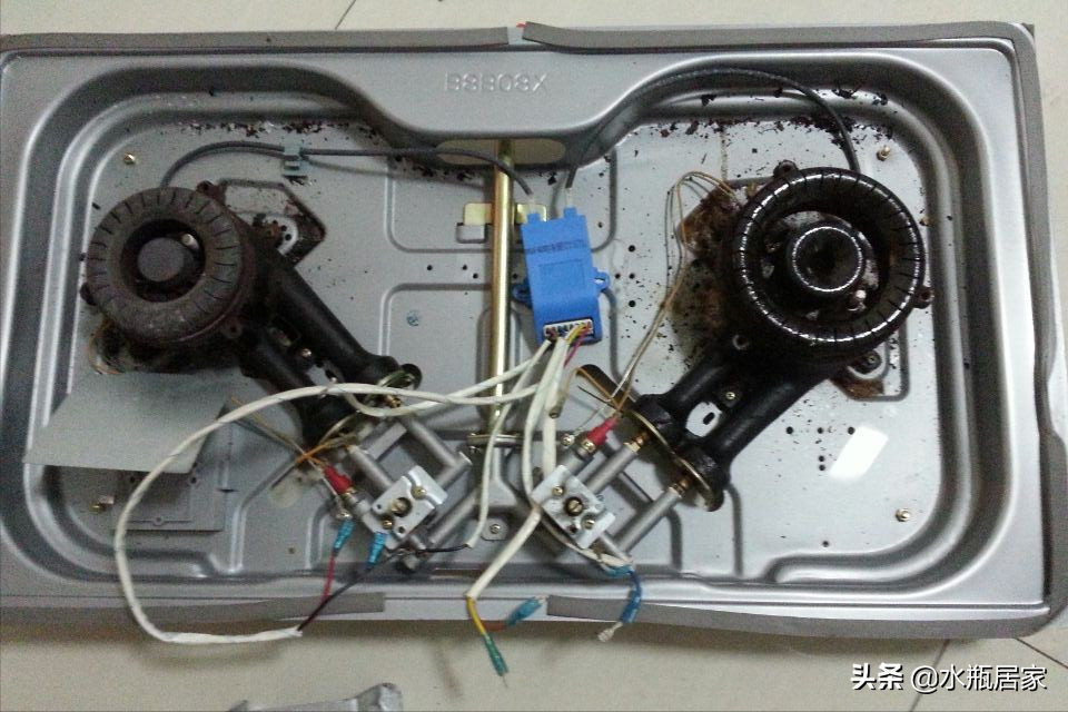 煤气灶点火系统出现了什么问题导致没有电火花和嗒嗒声?